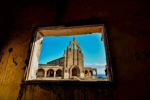 le abandonné église dans le milieu de le désert photo