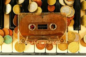 une cassette joueur et pièces de monnaie sur une piano clavier photo