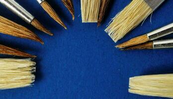 une groupe de brosses sur une bleu surface photo