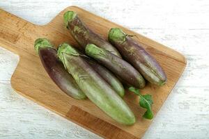 bébé aubergines plus de en bois Contexte photo