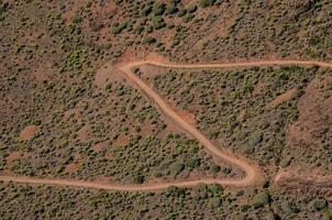 un aérien vue de une route dans le désert photo