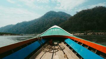 une local passager bateau garé le long de le salween rivière, lequel les frontières Thaïlande et Thaïlande. Birmanie, mae Hong fils, nord Thaïlande photo