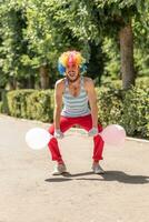 mime effectue dans le parc avec des ballons. pitre spectacles pantomime sur le rue. photo