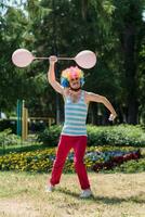 mime effectue dans le parc avec des ballons. pitre spectacles pantomime sur le rue. photo