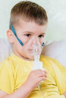 petit enfant traite bronchite inhalateur à Accueil photo