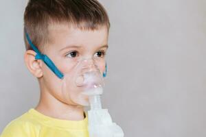 petit enfant traite bronchite inhalateur à Accueil photo