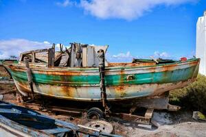 un vieux bateau est assis sur le rive photo