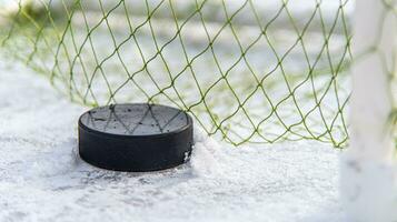 le hockey palet dans le objectif net fermer photo