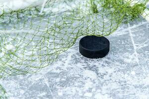 le hockey palet dans le objectif net fermer photo