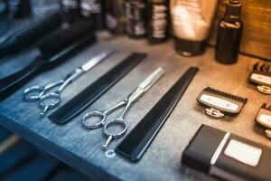 accessoires pour coupes de cheveux sont sur le étagère dans le salon photo