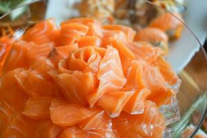 proche en haut à sashimi Saumon dans verre bol. photo