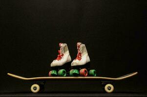 deux paires de rouleau patins sur Haut de une planche à roulette photo