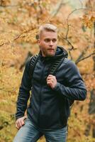 gars touristique des promenades dans une brumeux l'automne forêt photo