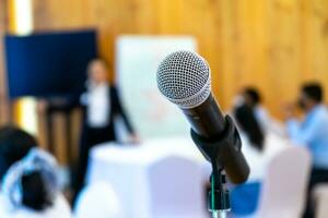 microphone est sur microphone supporter dans séminaire réunion pièce pour toutes les personnes à utilisation lorsque Parlant ou salutation séminaire participants. photo