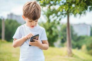 magnifique bébé parle sur le téléphone sur le rue photo