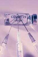 covid-19 coronavirus vaccin. ampoule et seringue fermer. concept photo