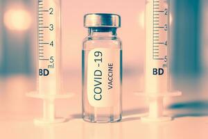vaccination contre coronavirus COVID-19 [feminine. ampoule et seringue fermer. concept photo