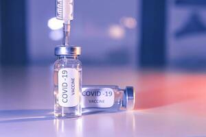 covid-19 coronavirus vaccin. ampoule et seringue fermer. concept photo