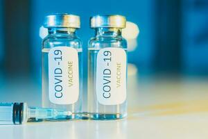 covid-19 coronavirus vaccin. ampoule et seringue fermer. concept photo