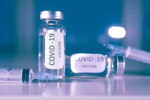 vaccination contre coronavirus COVID-19 [feminine. ampoule et seringue fermer. concept photo