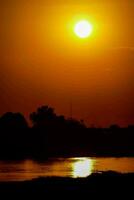 le Soleil est réglage plus de une corps de l'eau photo