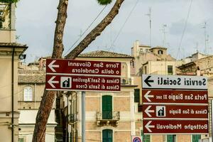 rue panneaux dans le ville de Rome photo