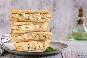 empiler de haché œuf, Bacon et herbe salade des sandwichs sur une assiette photo