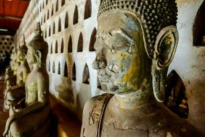 Bouddha statues sont doublé en haut dans une rangée photo