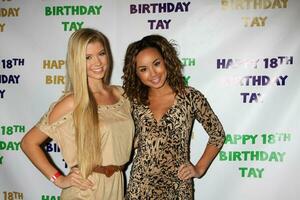 los angeles - oct 21 allié déberry, savane Jayde en arrivant à taylor spreitlers 18e anniversaire fête à le cramoisi sur octobre 21, 2011 dans los anges, Californie photo