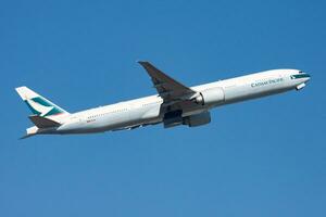 Cathay pacifique voies aériennes Boeing 777-300er b-kqd passager avion Départ et prendre de à Hong kong vérifier tour kok aéroport photo