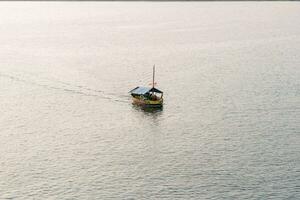 aérien vue de voilier dans venteux condition. voile bateau dans le mer photo