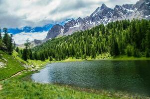 Lac miroir Ceillac dans queyras dans hautes Alpes dans France photo