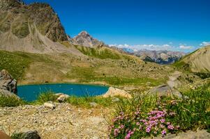 Lac sainte Anne qeyras dans hautes Alpes dans France photo