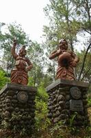 wayang punkokawan statue, bedengan camp, malang, Indonésie photo