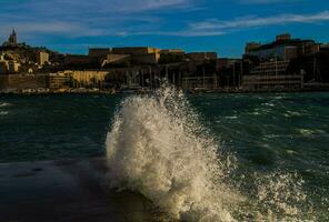 vague sur le Port de marseille photo