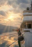 luxe yacht à le coucher du soleil. yachting. photo