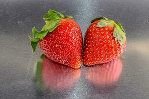 deux des fraises sur une brillant surface photo