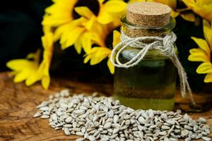 tournesol helianthus annuus des graines sur olive bois photo