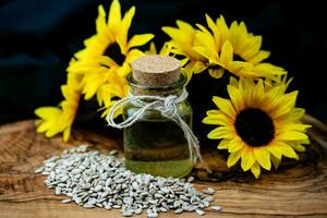 tournesol helianthus annuus des graines sur olive bois photo