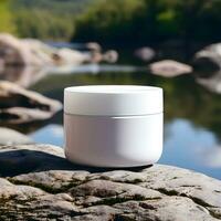 Vide blanc cosmétique pot sur Roche avec rivière Contexte. génératif ai photo