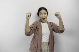 une Jeune asiatique femme employé avec une content réussi expression portant cardigan isolé par blanc Contexte photo