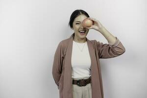 de bonne humeur asiatique femme employé est en portant un Pomme pour régime et poids perte, isolé par blanc Contexte. photo