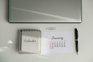 Haut vue de lieu de travail avec janvier calendrier et portable photo