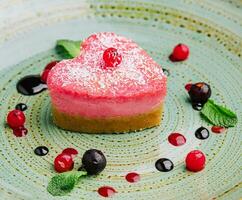 cœur en forme de brut végétalien rouge gâteau avec framboises photo