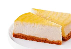 deux tranches de citron cheesecake sur une assiette photo