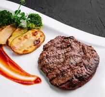 steak avec cuit patates et brocoli photo