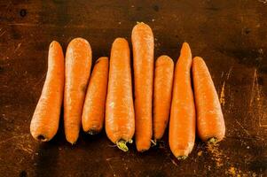 une groupe de carottes sur une en bois table photo