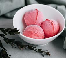 savoureux fraise crème glacée des balles dans bol photo