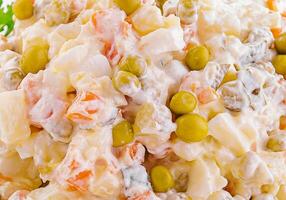 salade Olivier avec Mayonnaise proche en haut photo