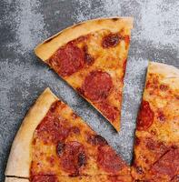 Haut vue de chaud pepperoni Pizza sur pierre photo